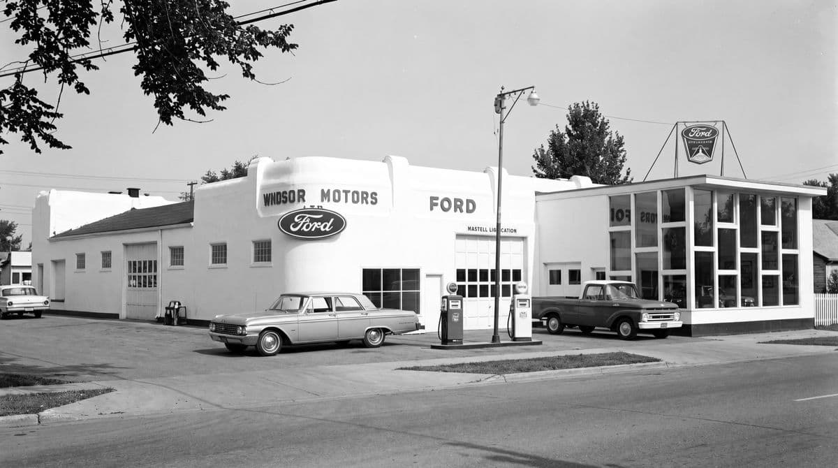 The original Windsor Motors Ford dealership in 1962, with period Ford cars at the gas pumps
